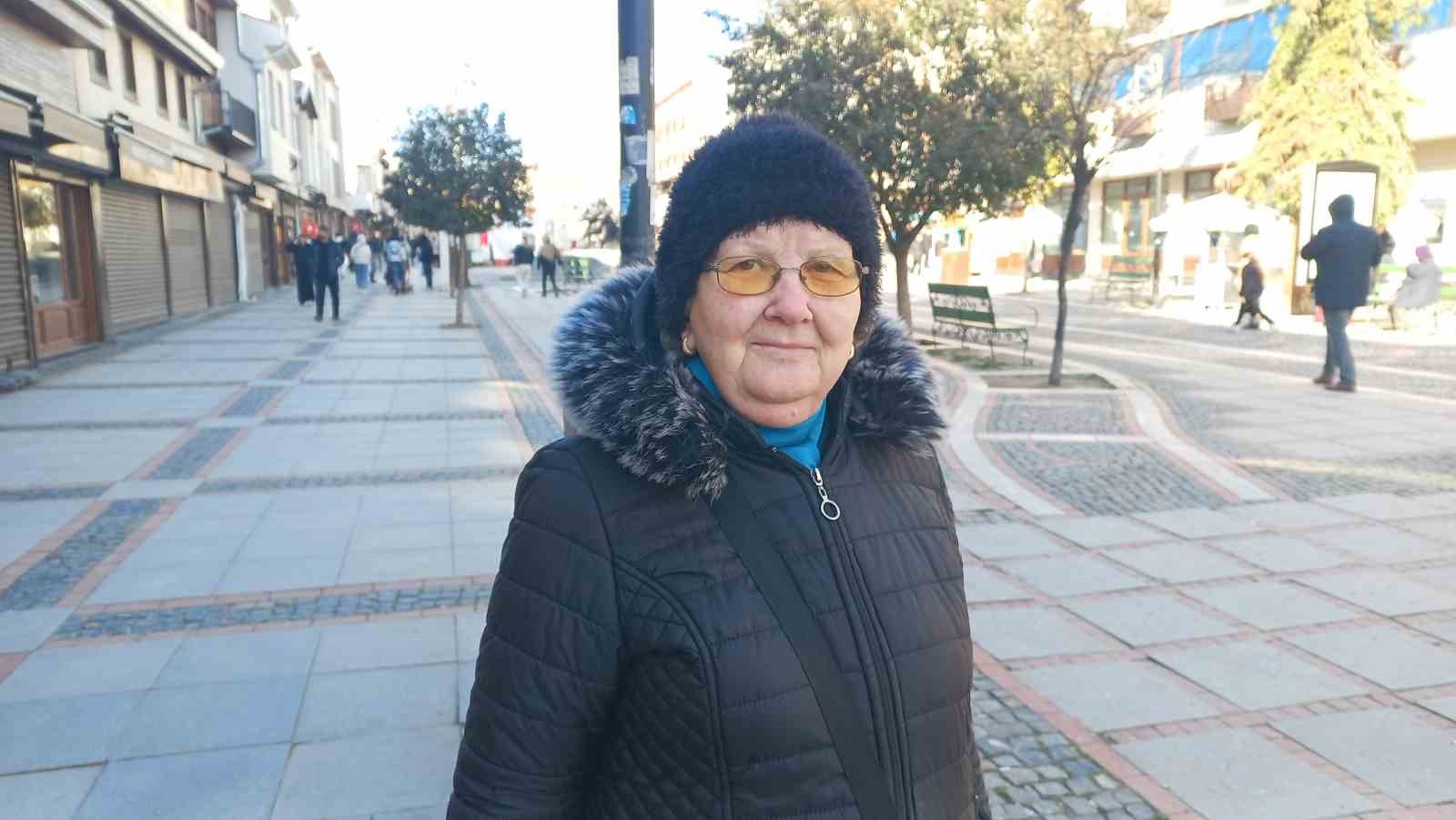 Soğukta üşüyen kuşlar için 5 kilometrelik şefkat yolculuğu