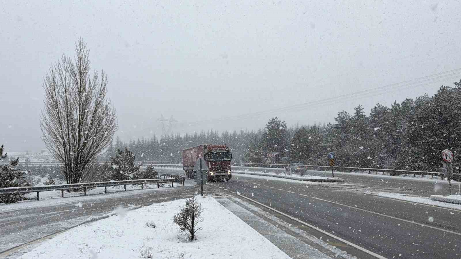 Afyonkarahisar’ın yüksek rakımlı bölgelerinde kar yağışı etkili oldu