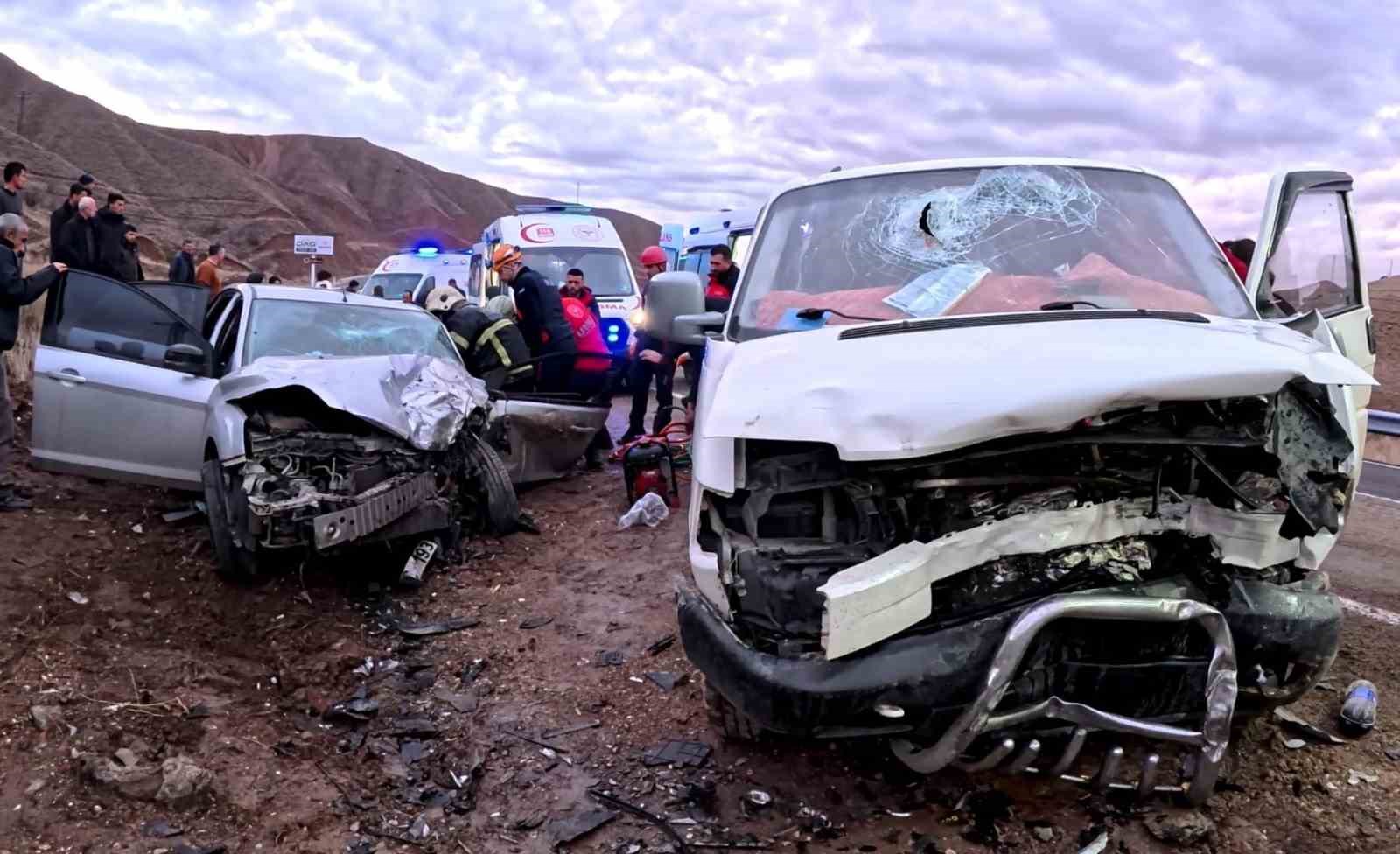 Aksaray’da minibüs ile otomobil kafa kafaya çarpıştı: 6 yaralı