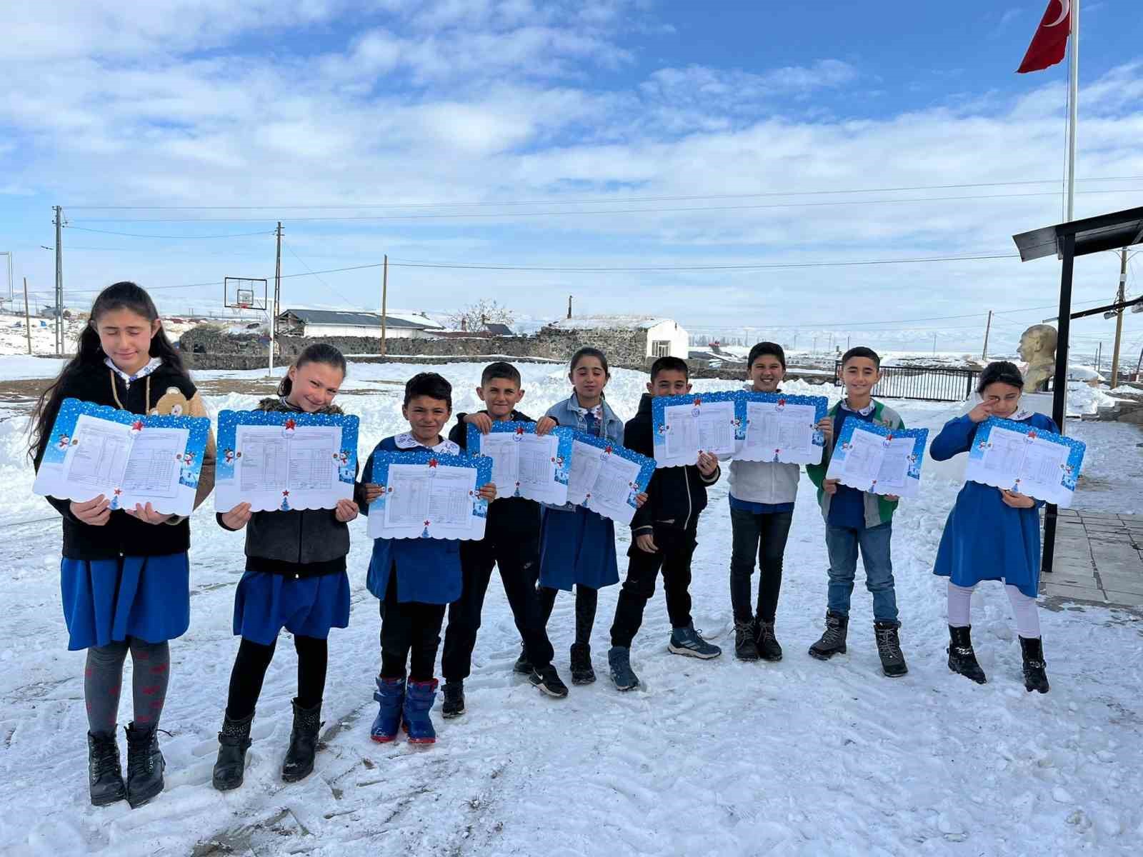 Akyaka’da köy okulunda öğrenciler karnelerini aldı