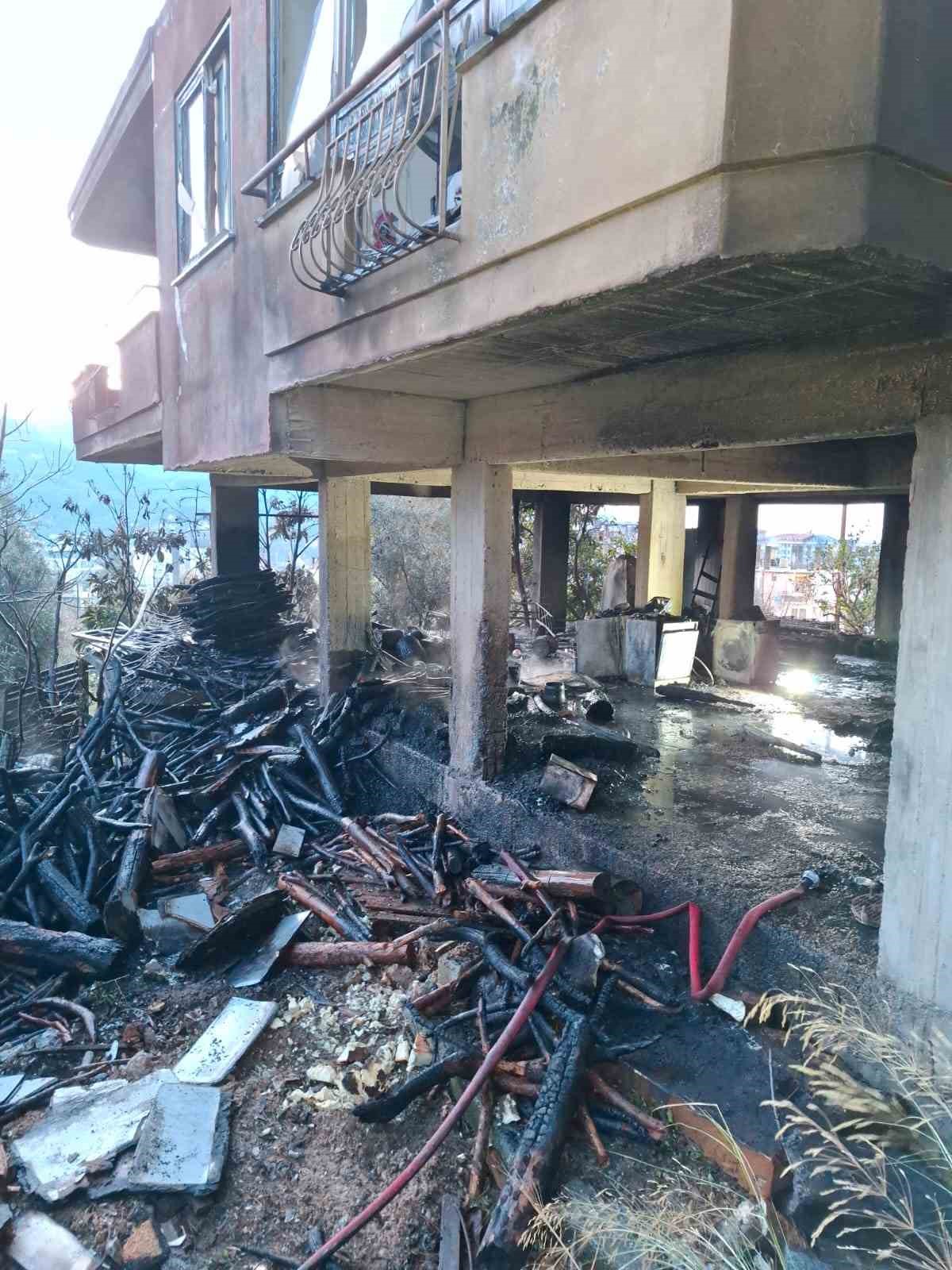 Alanya’da müstakil evin odunluğunda çıkan yangını itfaiye söndürdü