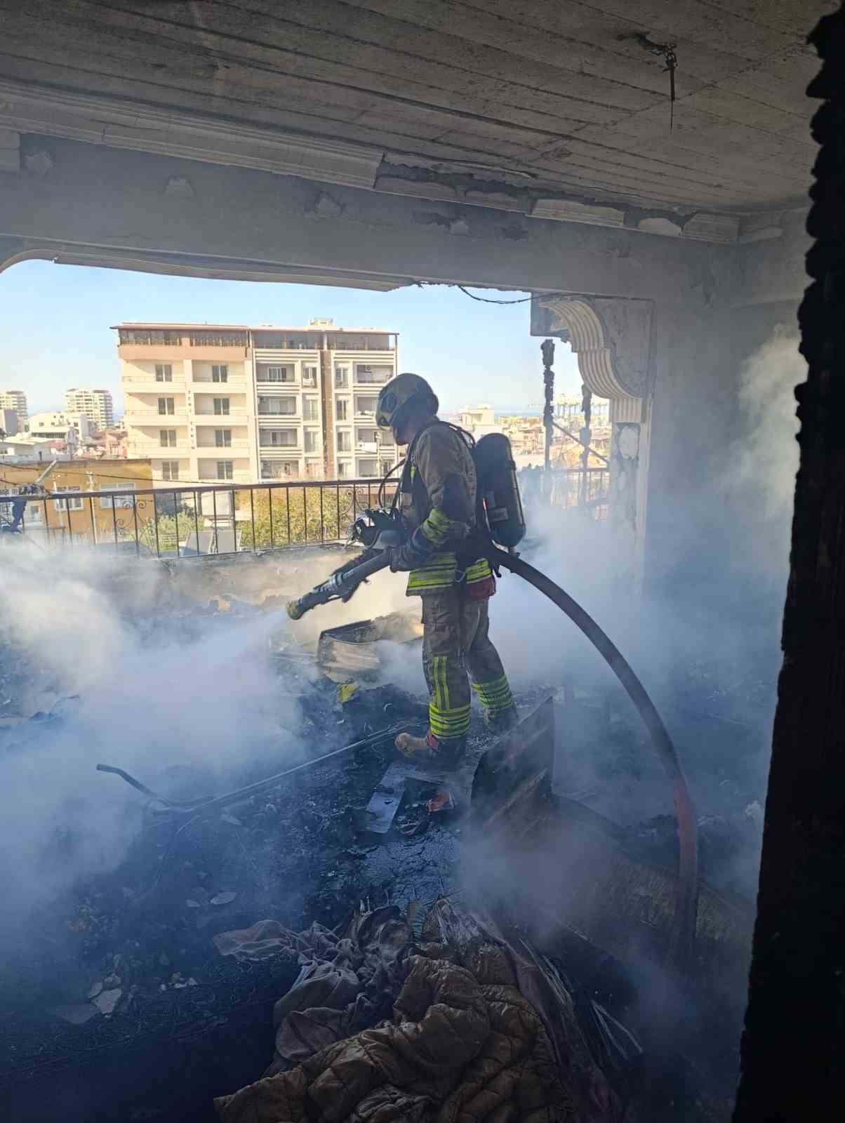 Alevlere teslim olan evinden çıkmak isteyen şahıs yaralandı