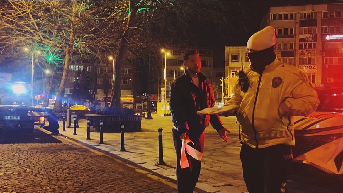 Alkollü sürücü polise dakikalarca dil döktü: “Ben polis olacak adamım, boyum da uzun”