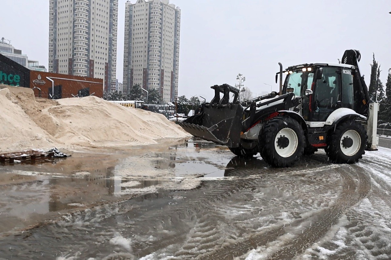 Ataşehir’in “Beyaz Tim”i karla mücadele için görev başında