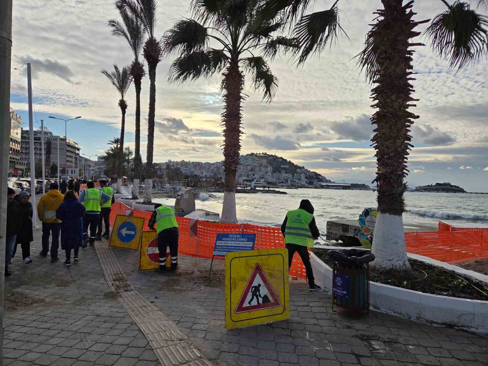 Aydın Büyükşehir Belediyesi tarafından Kuşadası’nda sahil şeridinde çalışma başlatıldı