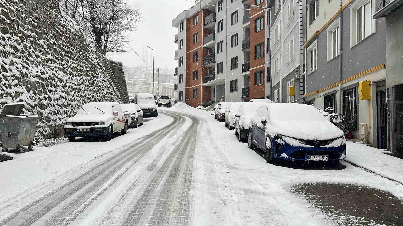 Artvin’de kar etkili oluyor