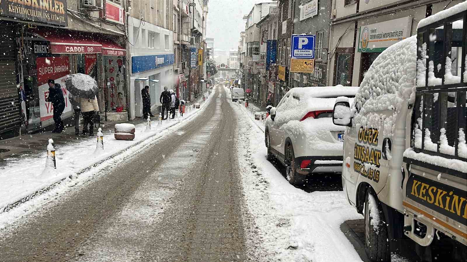Artvin’de kar etkili oluyor