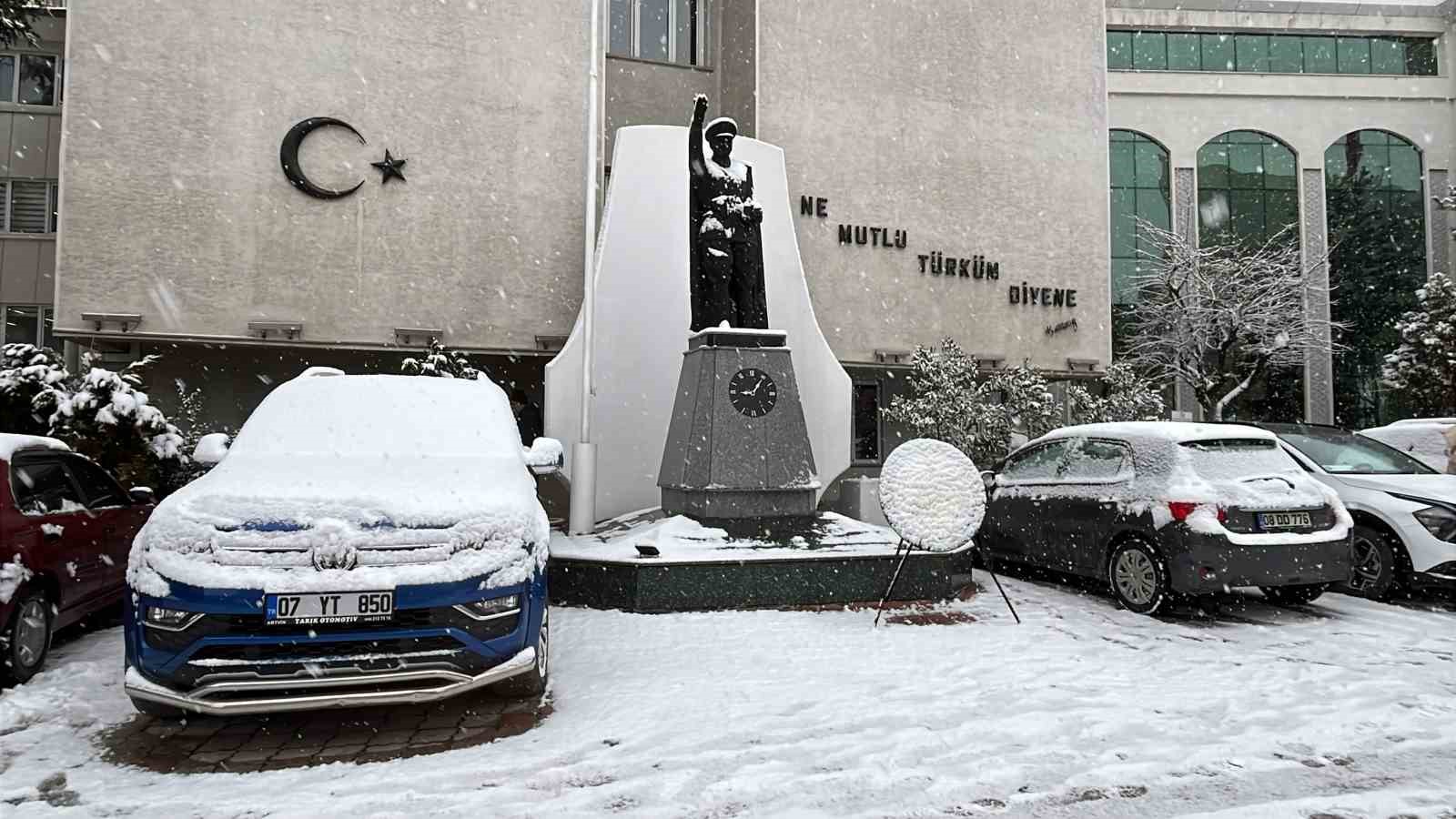 Artvin’de kar etkili oluyor