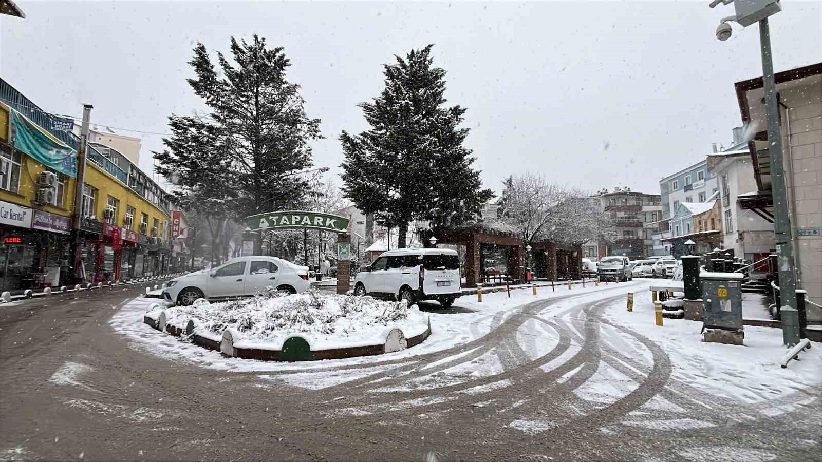 Artvin’de kar etkili oluyor