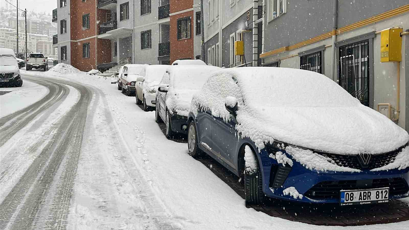Artvin’de kar etkili oluyor