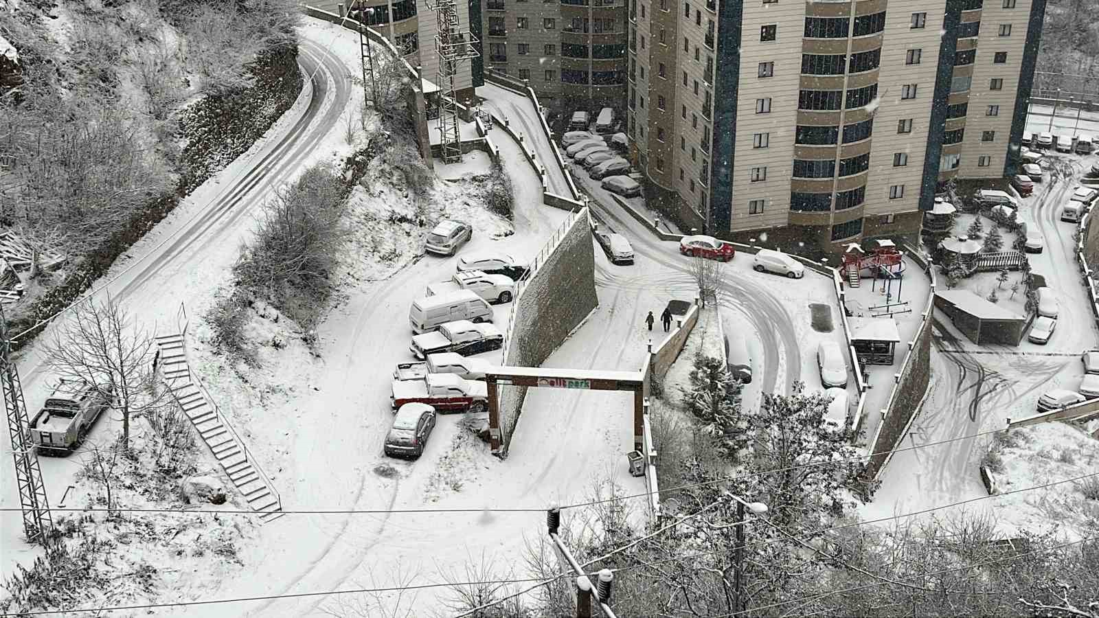 Artvin’de kar etkili oluyor