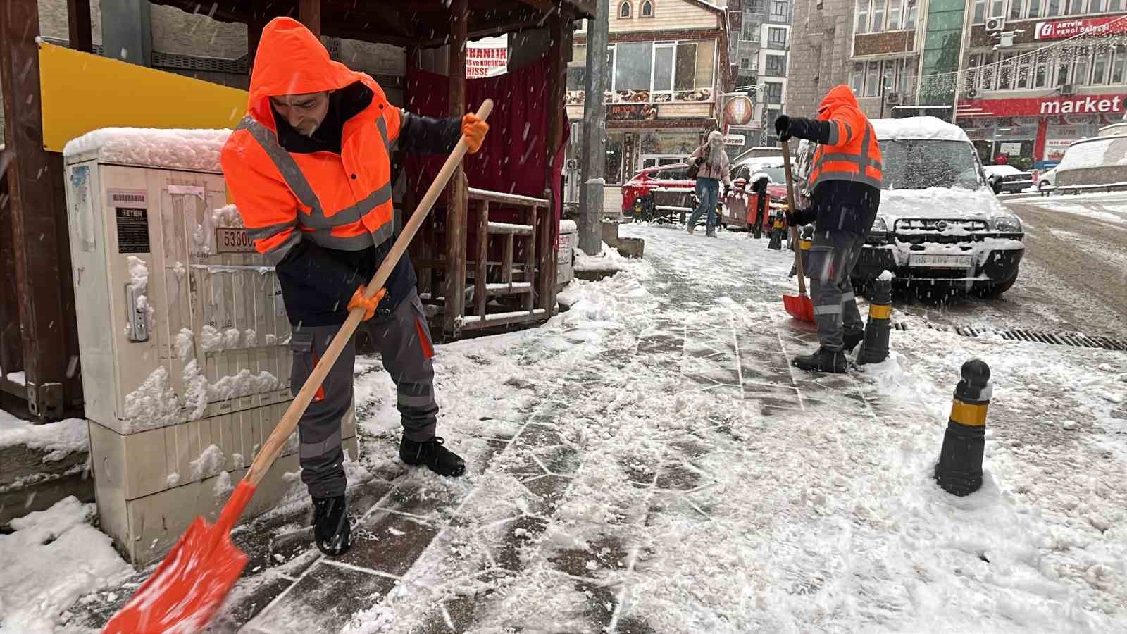 Artvin’de kar etkili oluyor