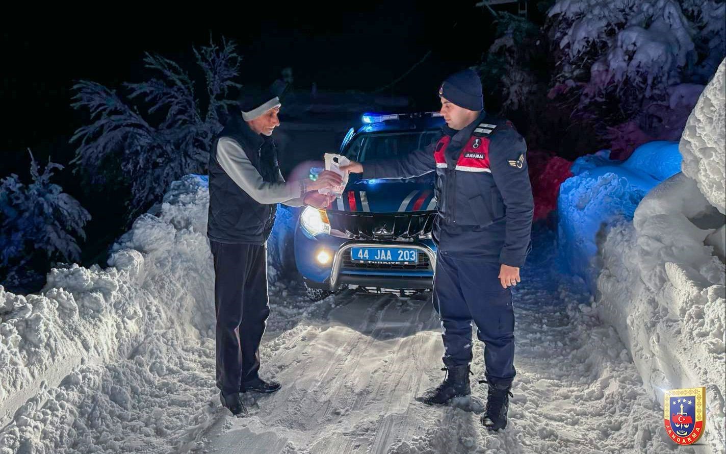 Malatya’da kardan kapanan yollarda ekipler vatandaşların yardımına koştu