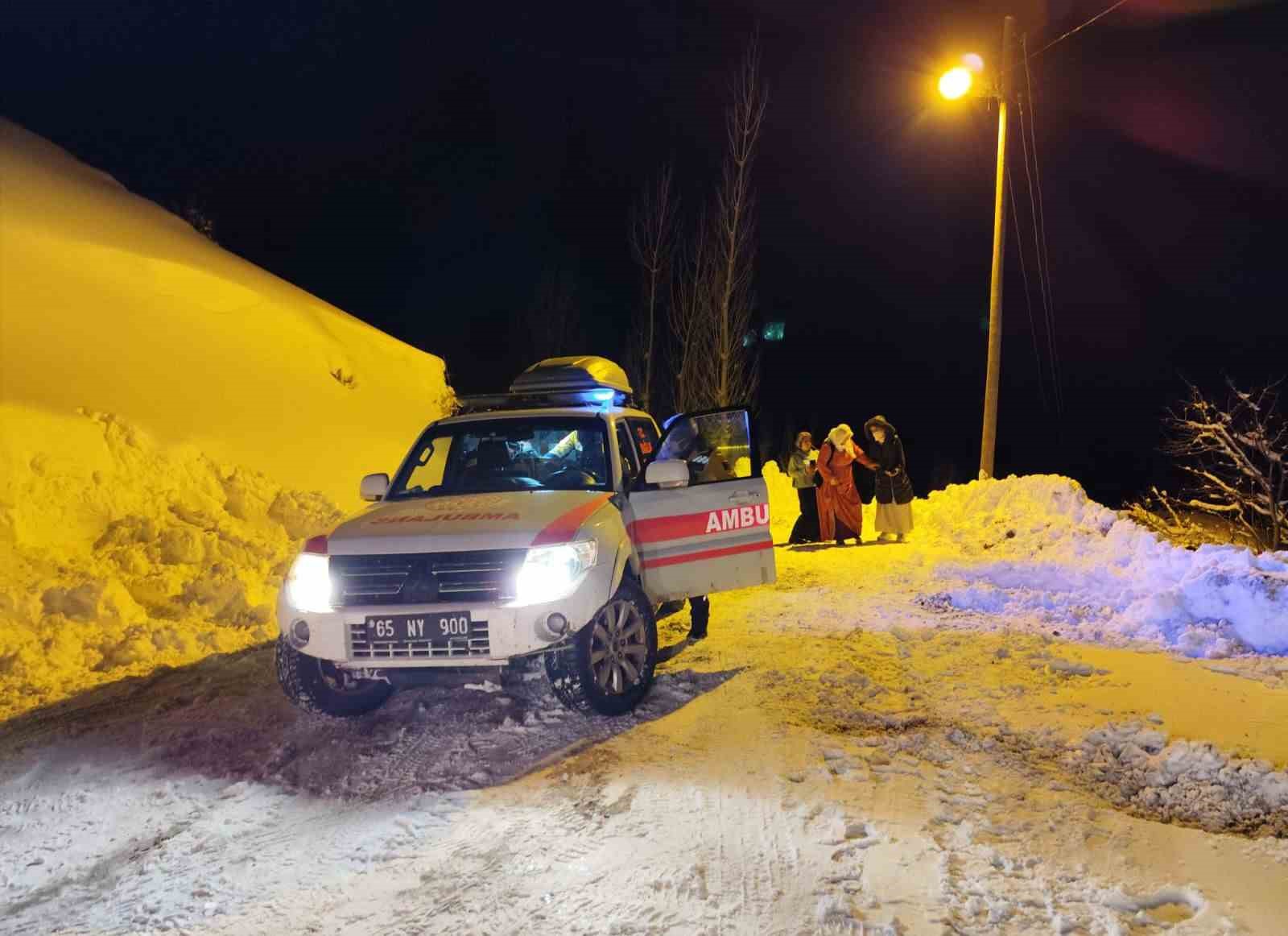 Hamile kadın 5.5 saatlik çalışmayla hastaneye ulaştırıldı