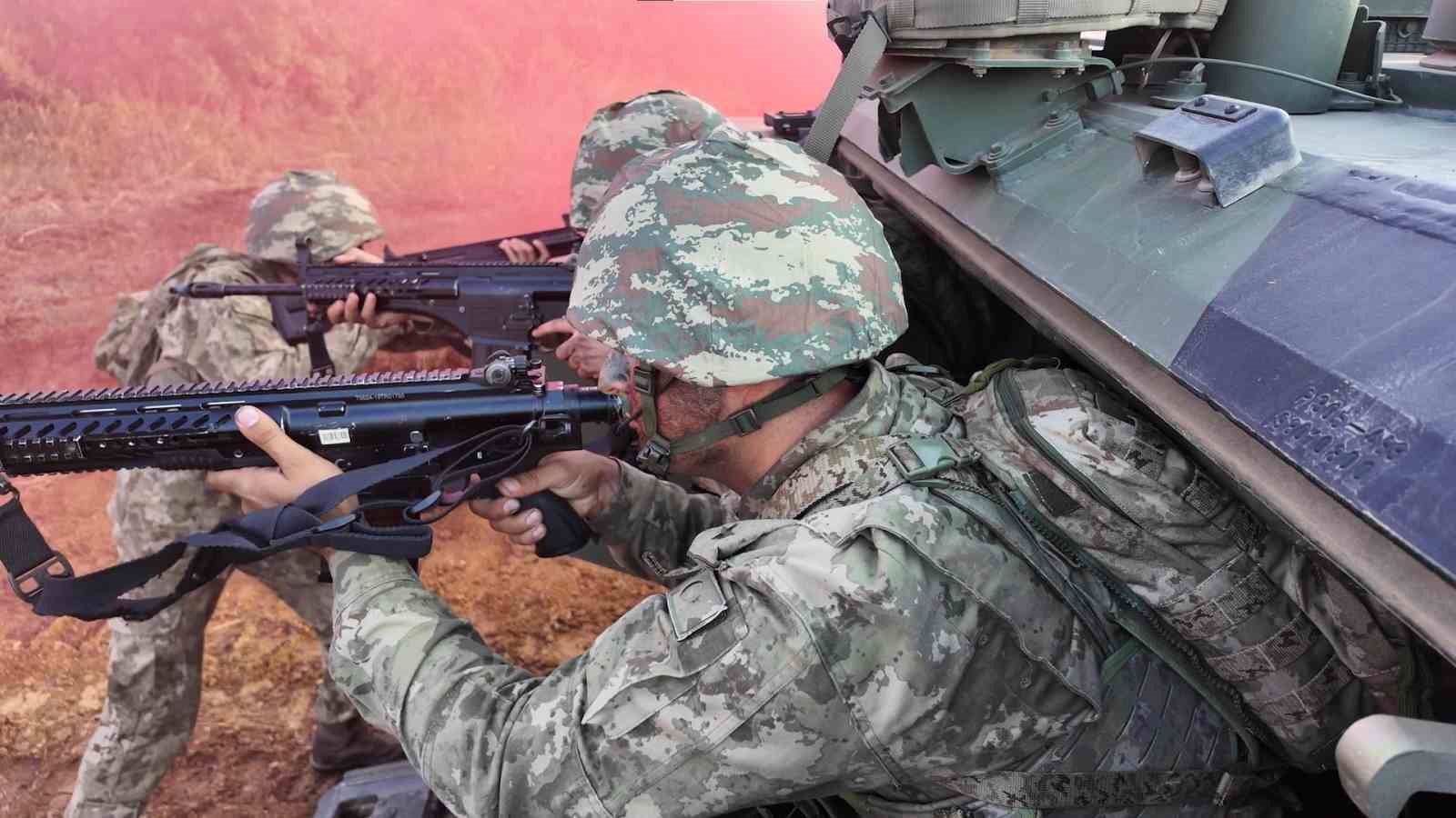 Vatan savunmasının kahramanları zorlu eğitimlerden geçiyor