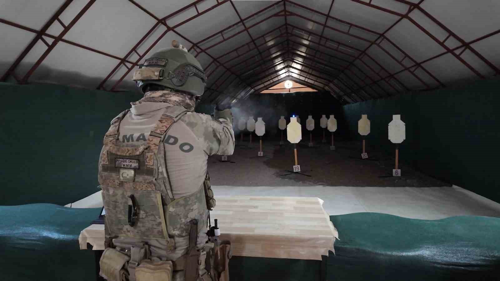 Vatan savunmasının kahramanları zorlu eğitimlerden geçiyor