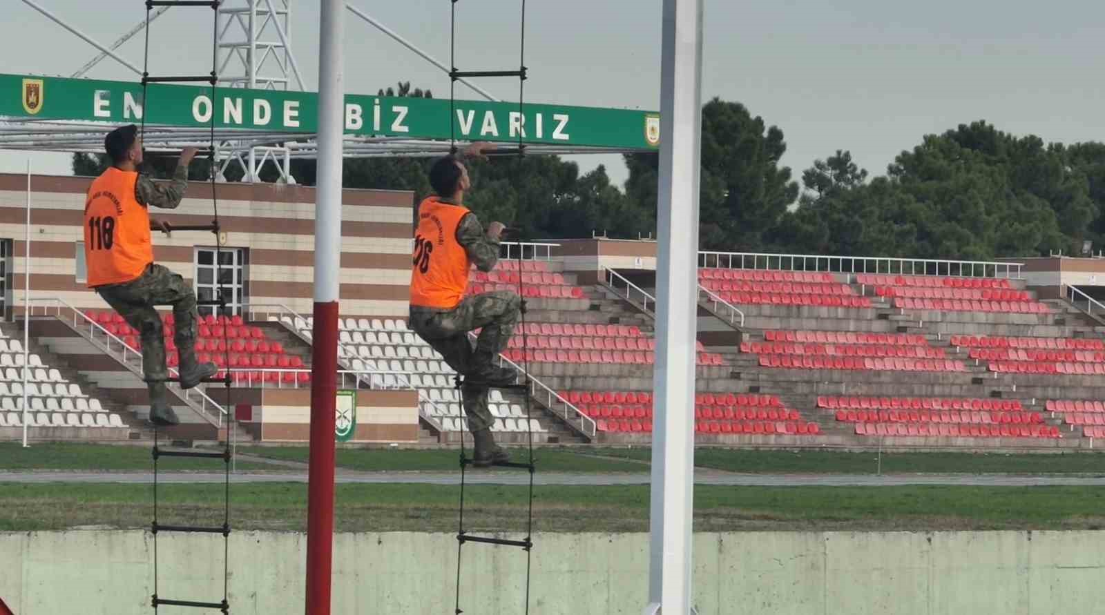 Vatan savunmasının kahramanları zorlu eğitimlerden geçiyor