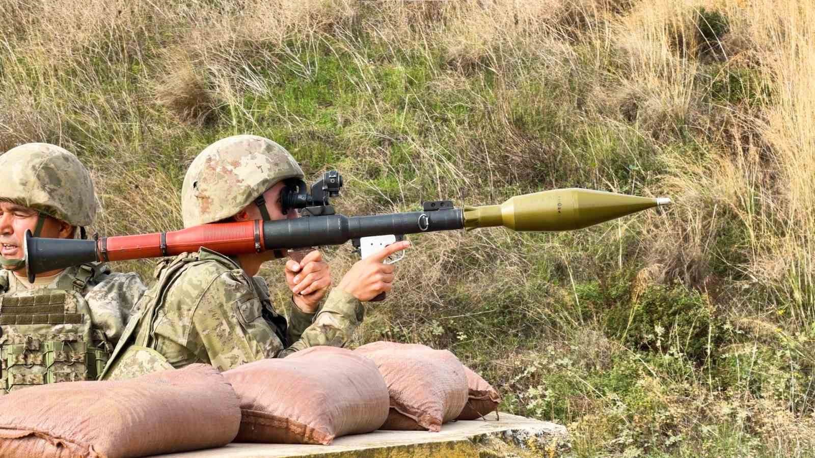 Vatan savunmasının kahramanları zorlu eğitimlerden geçiyor