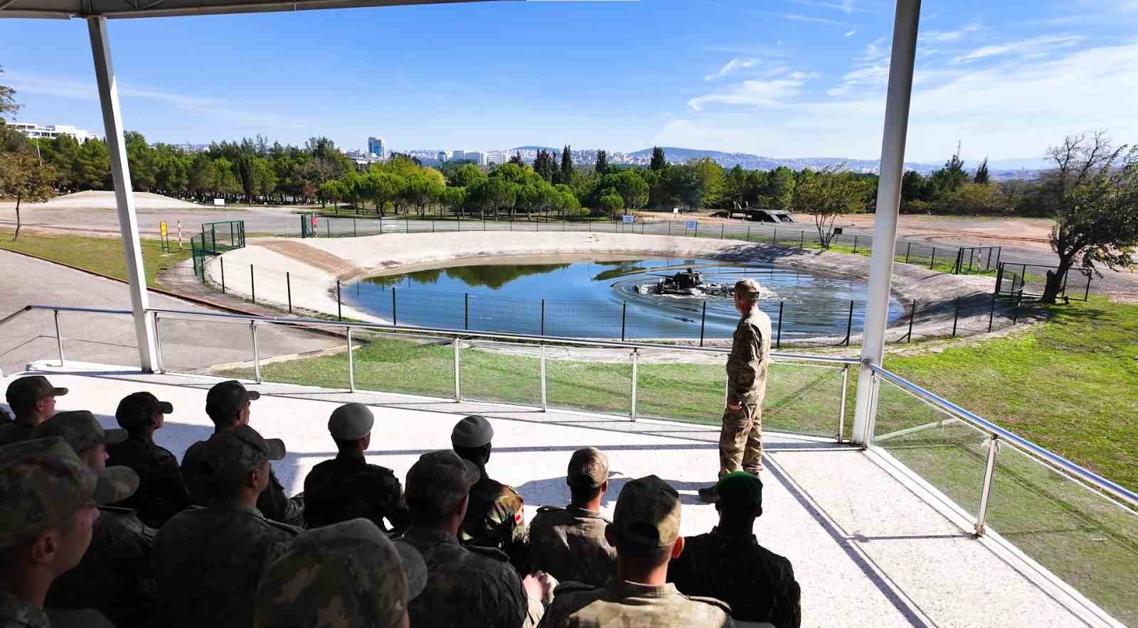 Vatan savunmasının kahramanları zorlu eğitimlerden geçiyor