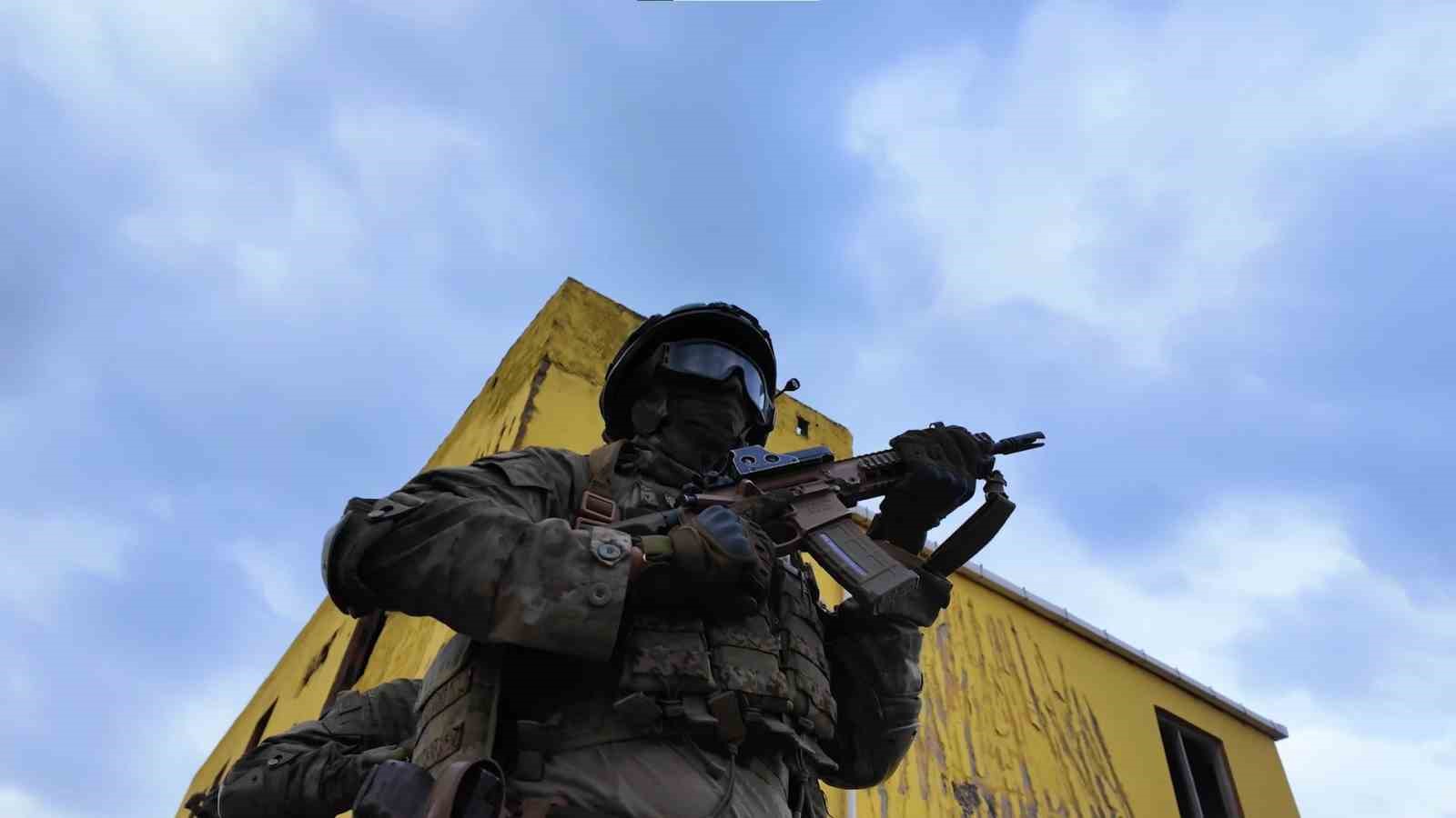 Vatan savunmasının kahramanları zorlu eğitimlerden geçiyor