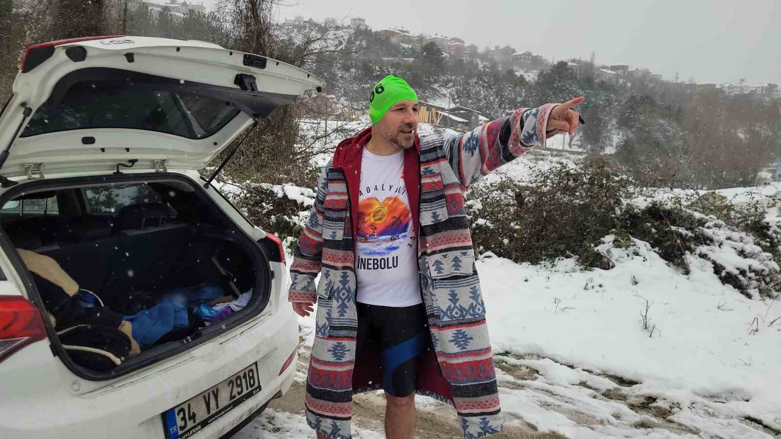 Soğuğa aldırış etmedi, kar altında denizde yüzdü