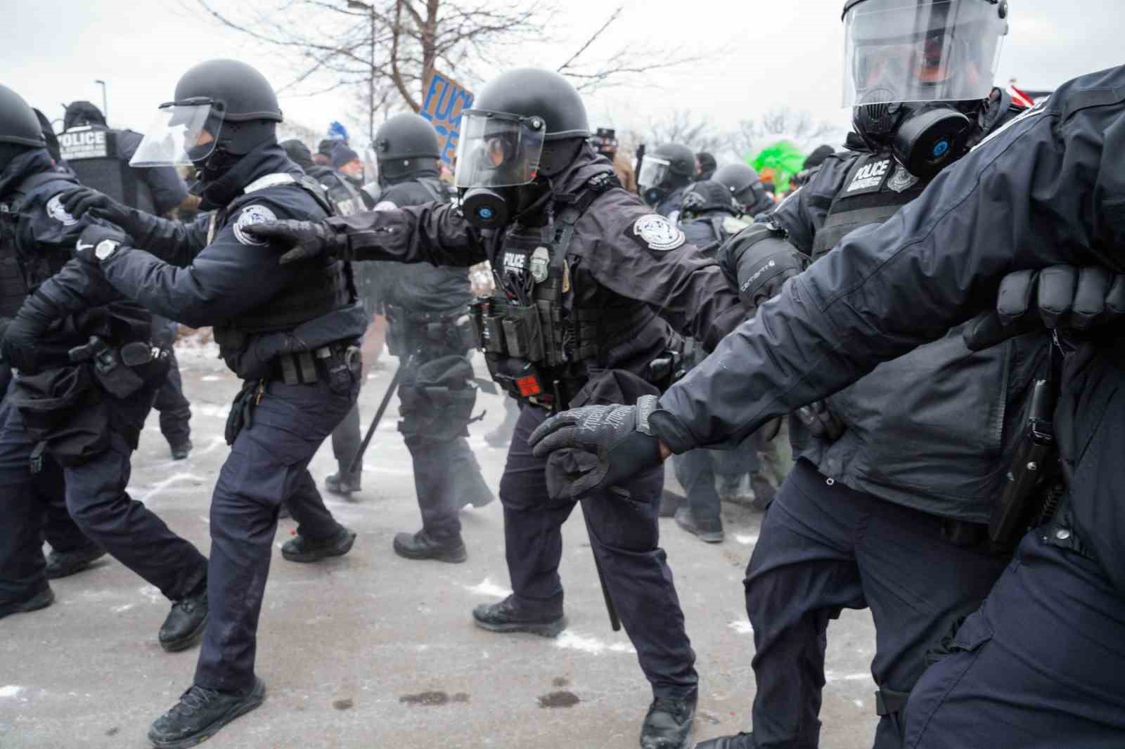 Trump, Minnesota’daki protestoları bastırmak için askeri güç kullanmakla tehdit etti