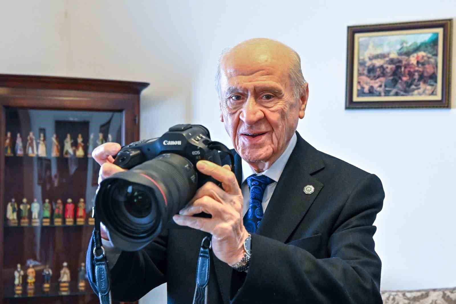 MHP Lideri Bahçeli, TFMD heyetinin fotoğrafını bizzat çekti