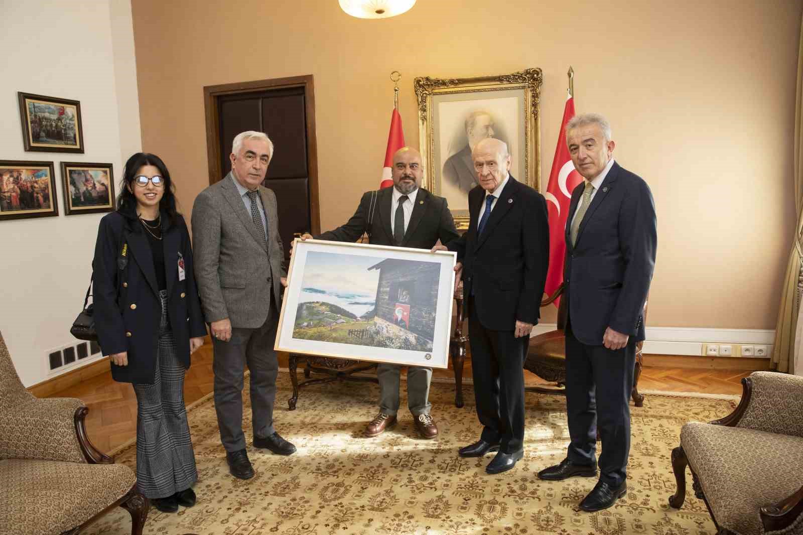 MHP Lideri Bahçeli, TFMD heyetinin fotoğrafını bizzat çekti