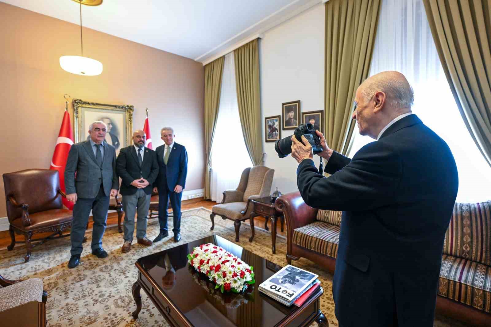 MHP Lideri Bahçeli, TFMD heyetinin fotoğrafını bizzat çekti