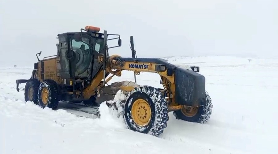 Yozgat’ta mahsur kalan araç özel idare ekiplerince kurtarıldı