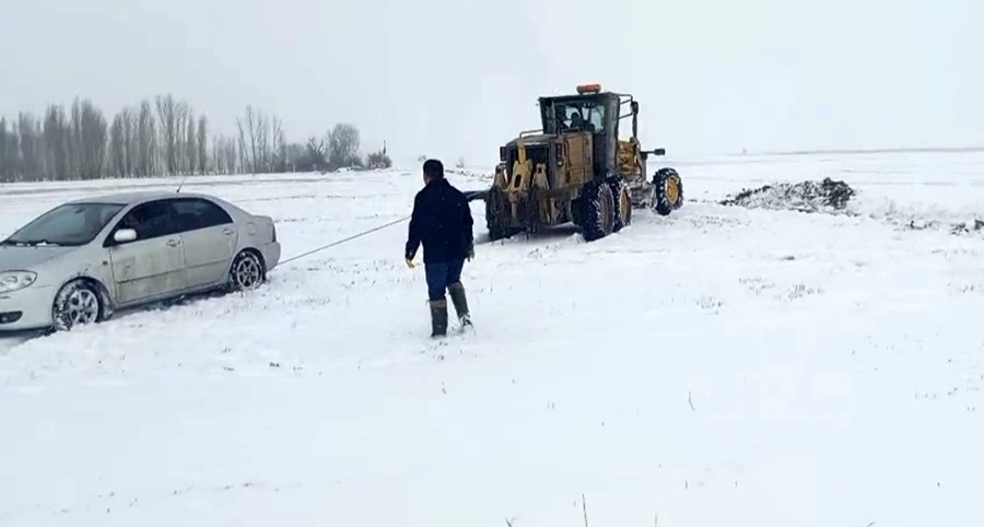 Yozgat’ta mahsur kalan araç özel idare ekiplerince kurtarıldı