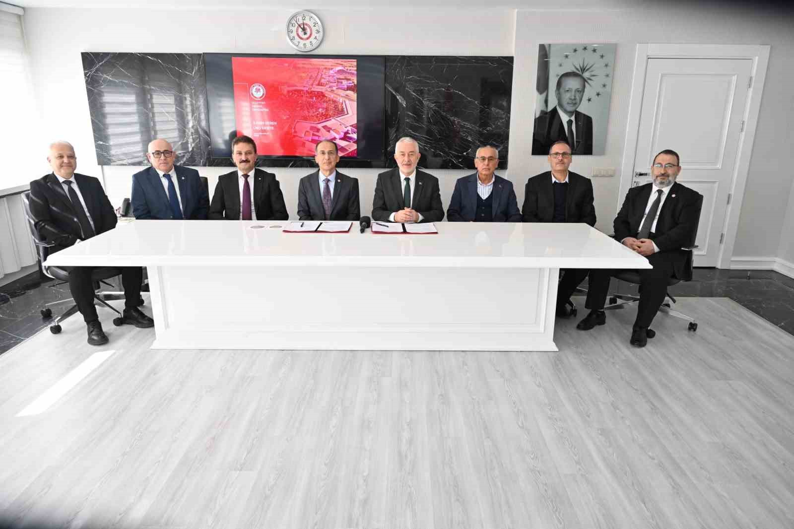 Isparta’da 105 yatak kapasiteli Yoğun Bakım Ünitesi inşaatı SDÜ’ye devredildi