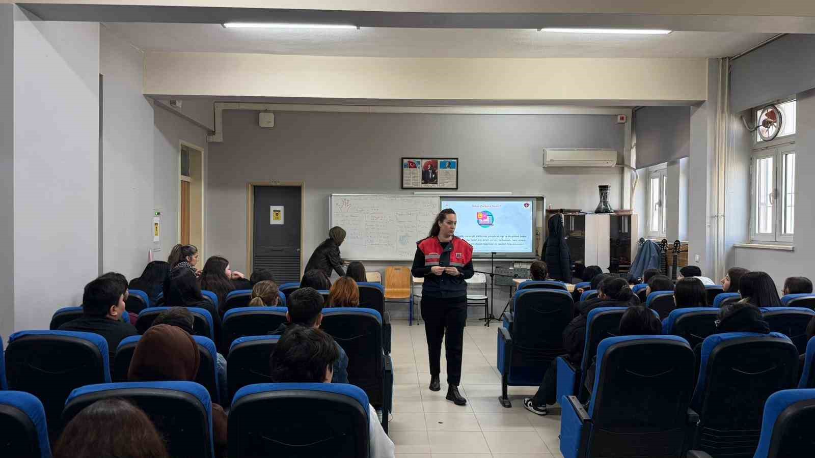 Jandarmadan lise öğrencilerine siber farkındalık eğitimi