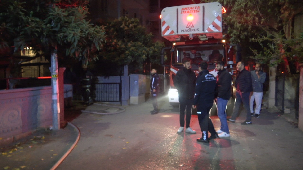 Antalya’da apartman dairesinde çıkan yangın korkuttu