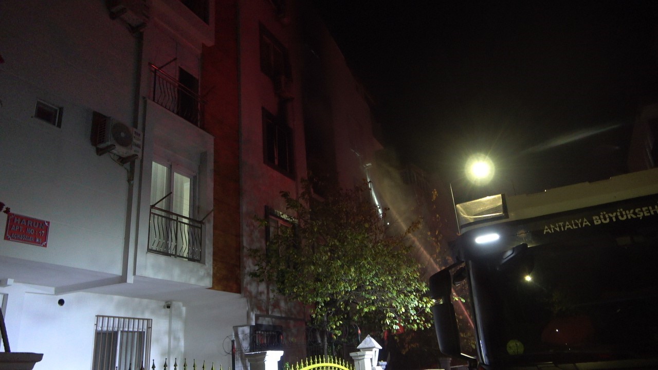 Antalya’da apartman dairesinde çıkan yangın korkuttu