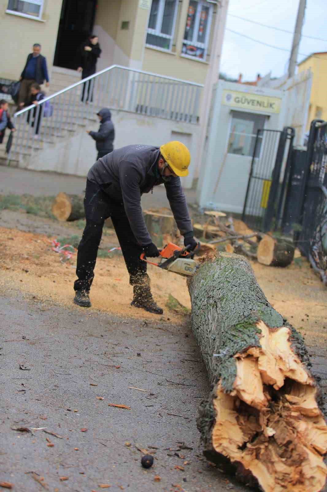 Osmangazi Belediyesi’nden lodosa karşı etkin müdahale