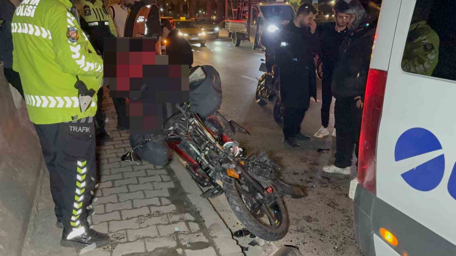Samsun’da motosiklet servis minibüsüne çarptı: 1 yaralı