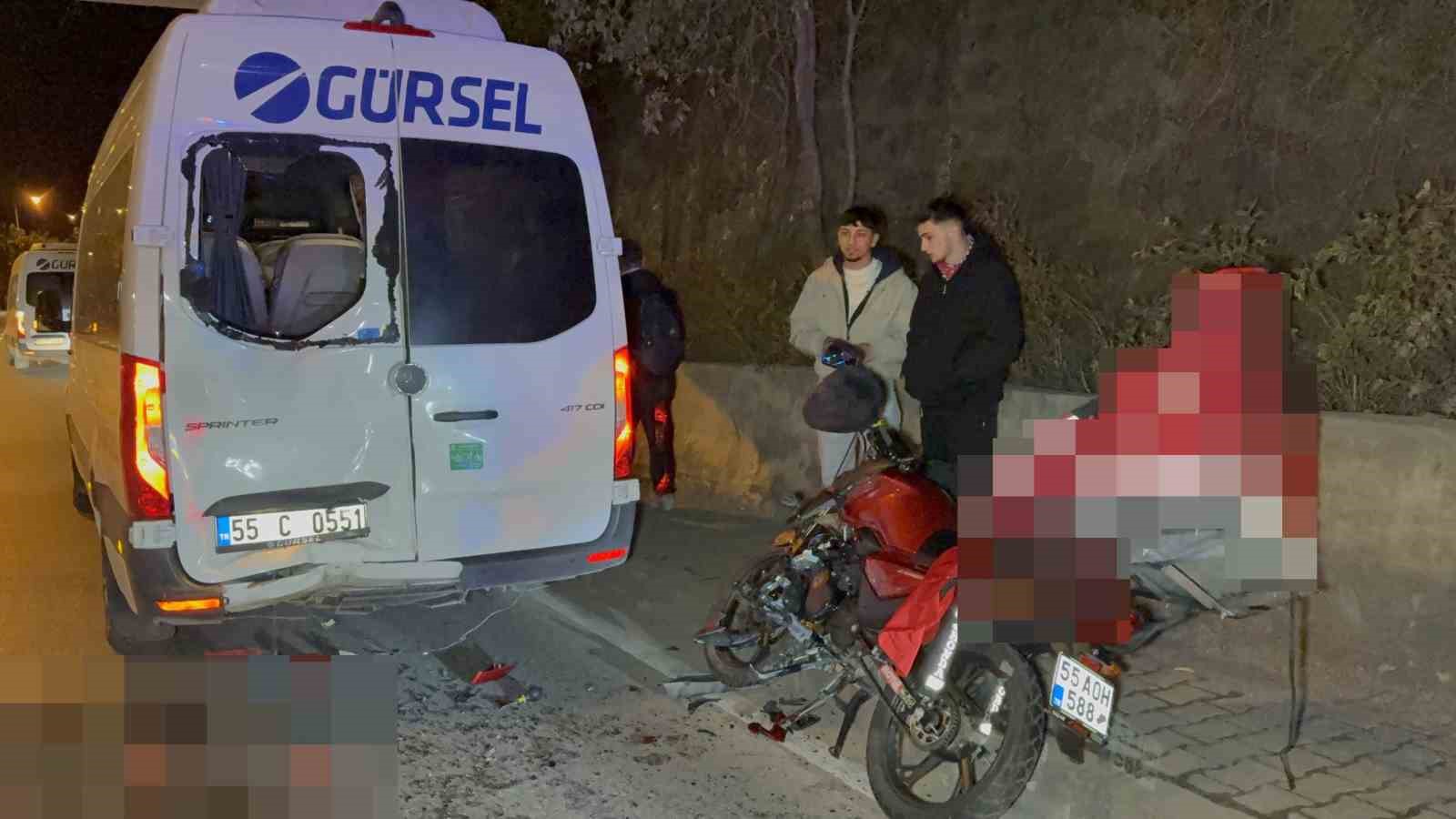 Samsun’da motosiklet servis minibüsüne çarptı: 1 yaralı