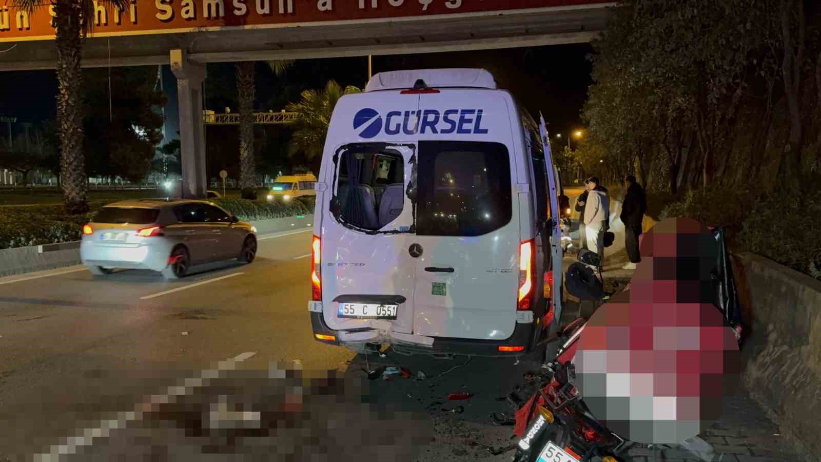Samsun’da motosiklet servis minibüsüne çarptı: 1 yaralı