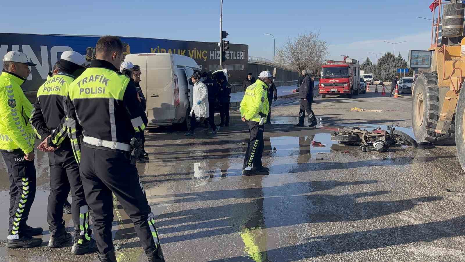 İş makinesinin altında kalan motosikletli hayatını kaybetti