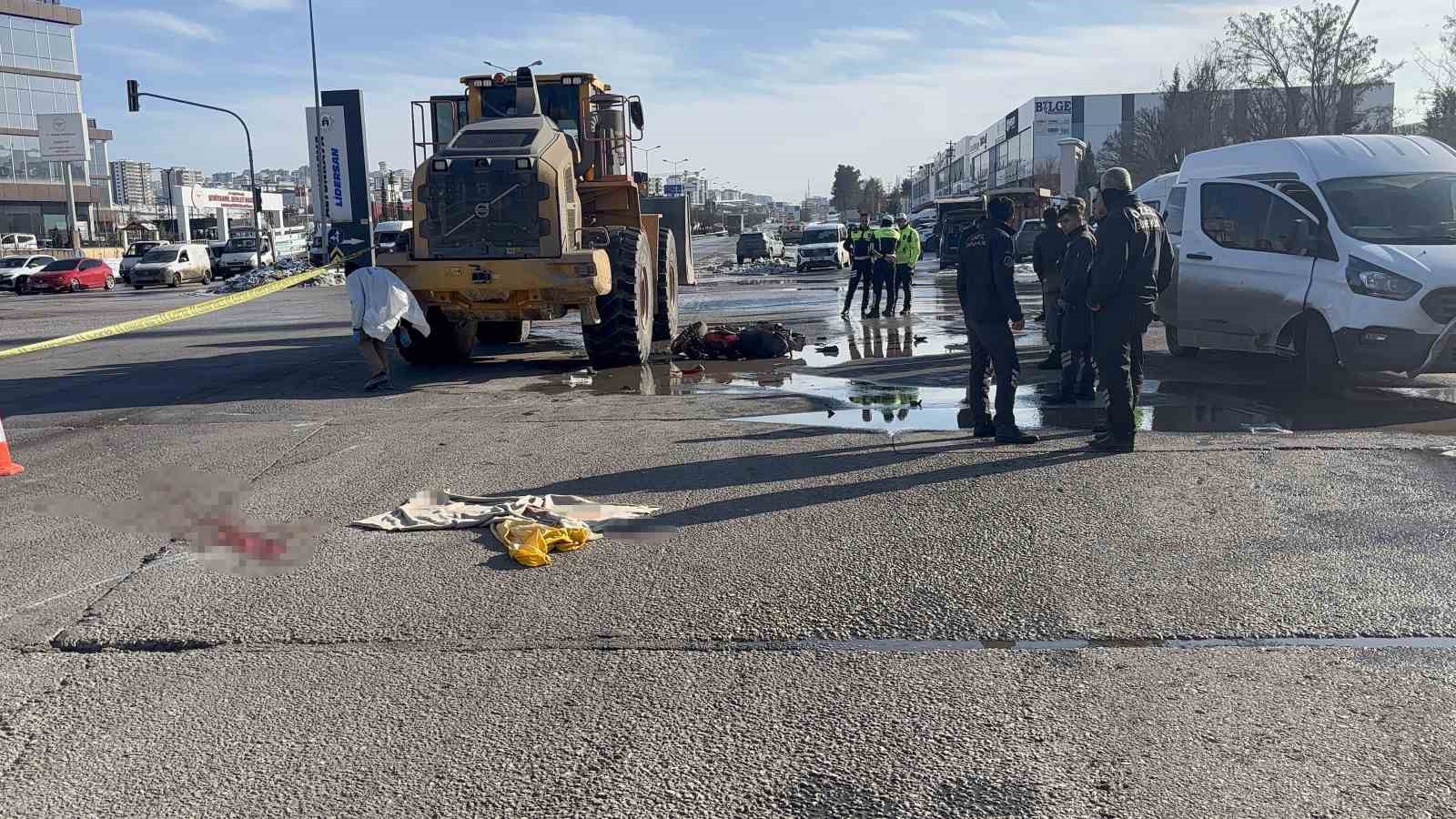 İş makinesinin altında kalan motosikletli hayatını kaybetti