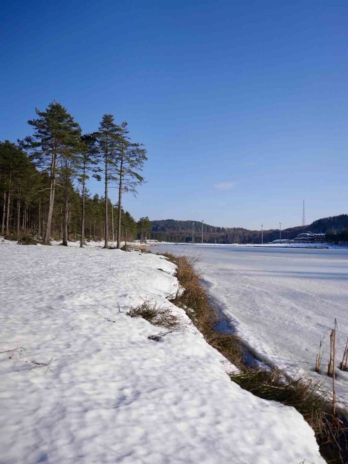 Düzce’de Topuk Yaylası Göleti buz tuttu