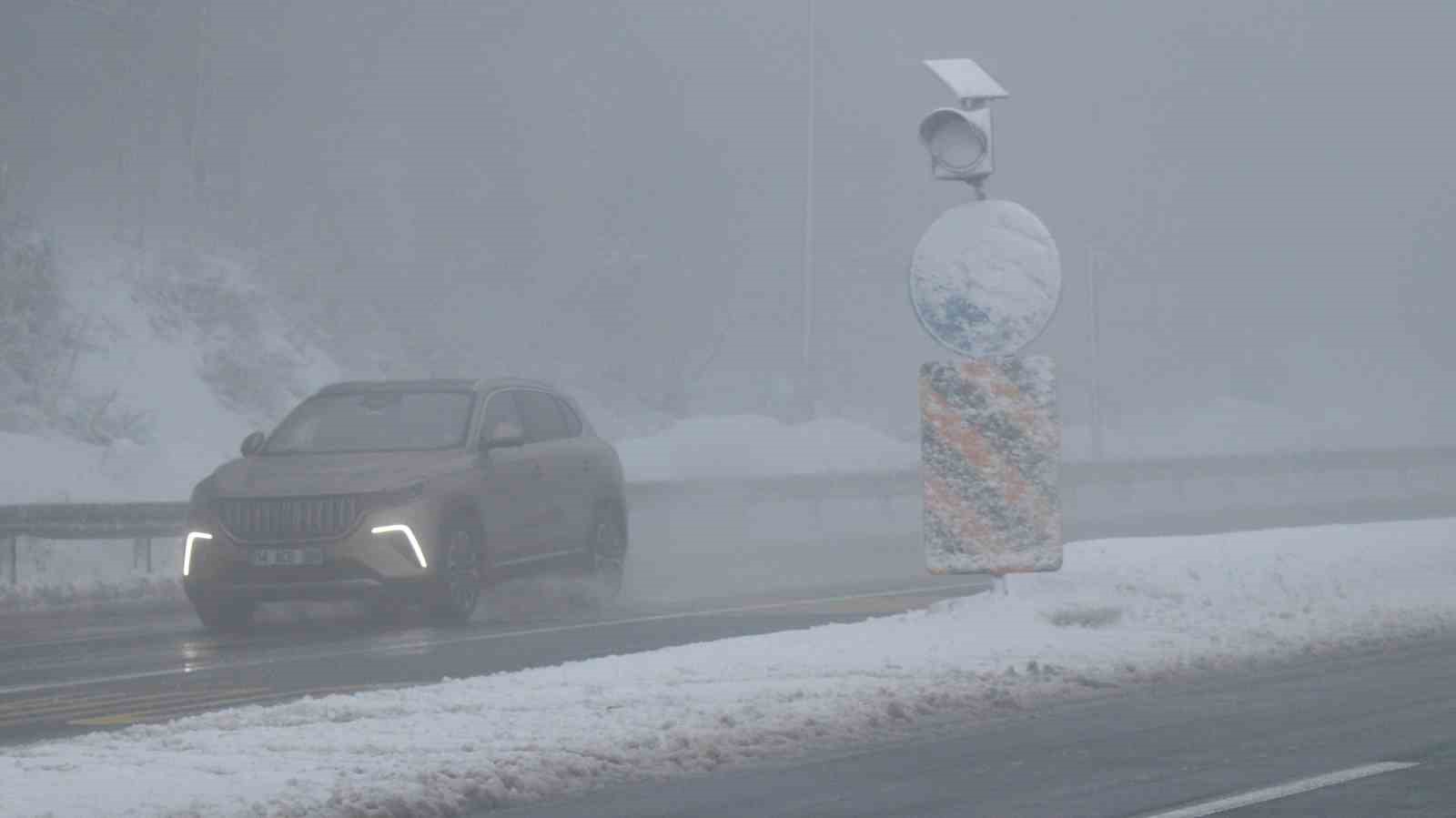 Bolu Dağı’nda sis ve hafif kar yağışı etkili oluyor: Görüş mesafesi 30 metreye düştü