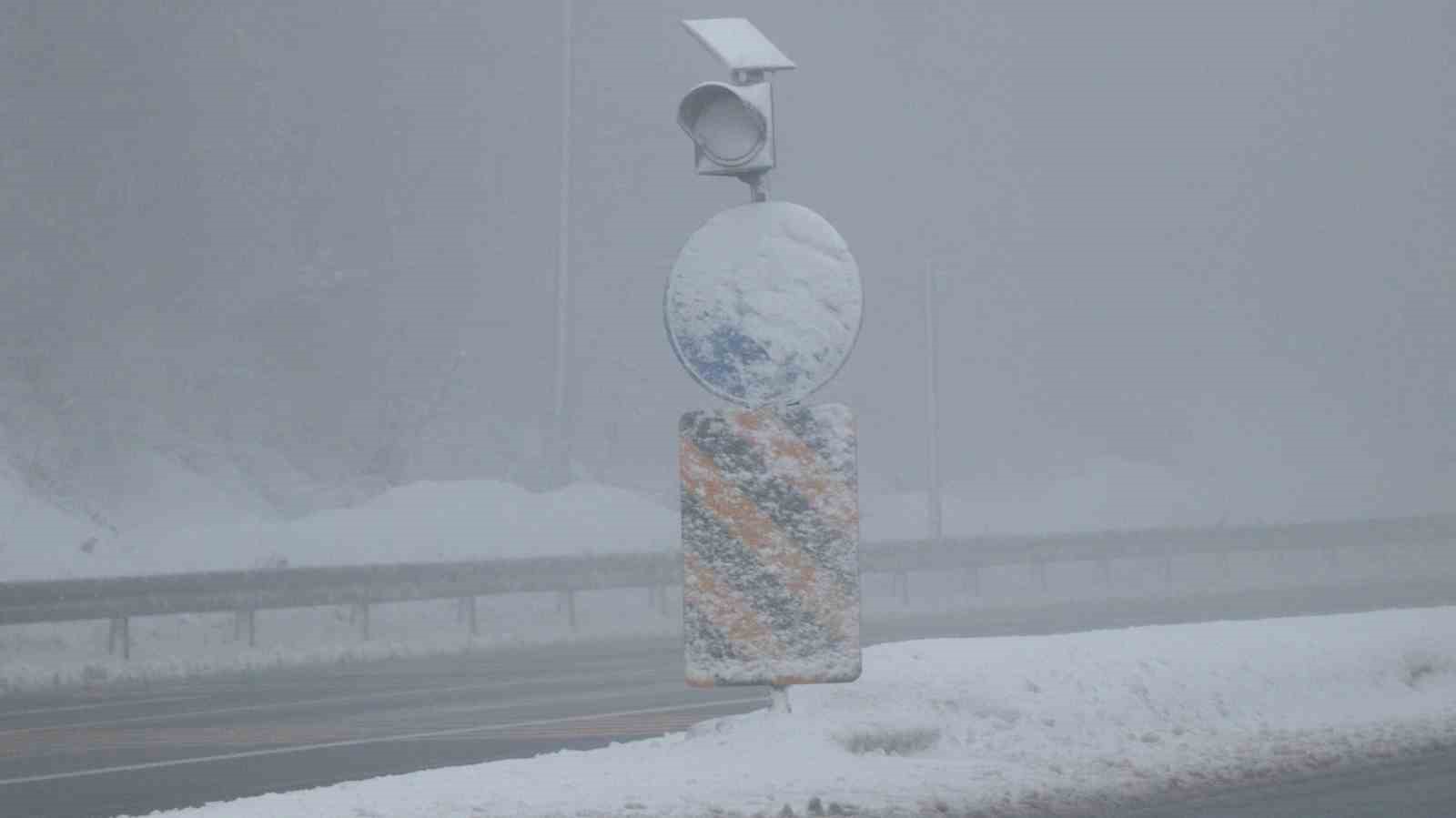 Bolu Dağı’nda sis ve hafif kar yağışı etkili oluyor: Görüş mesafesi 30 metreye düştü