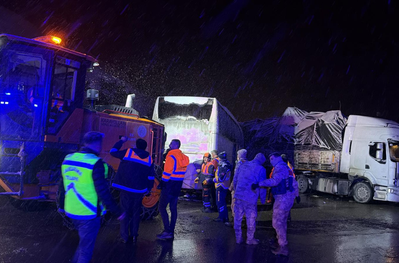 Yolcu otobüsü yolu kapatan tıra çarptı: 3 yaralı