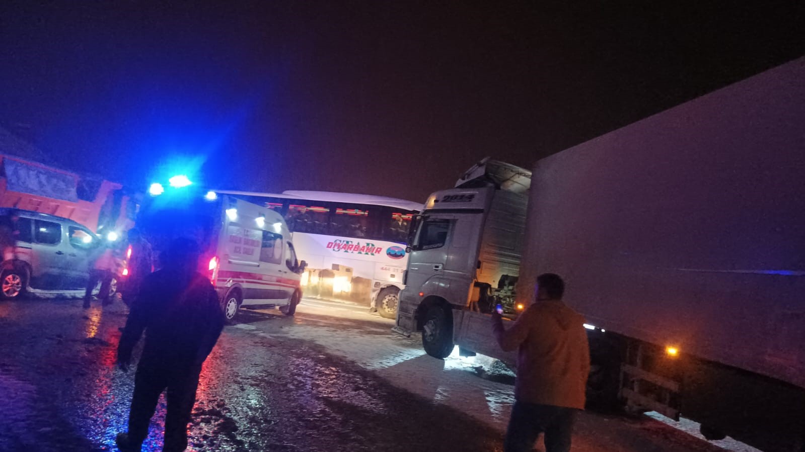 Yolcu otobüsü yolu kapatan tıra çarptı: 3 yaralı