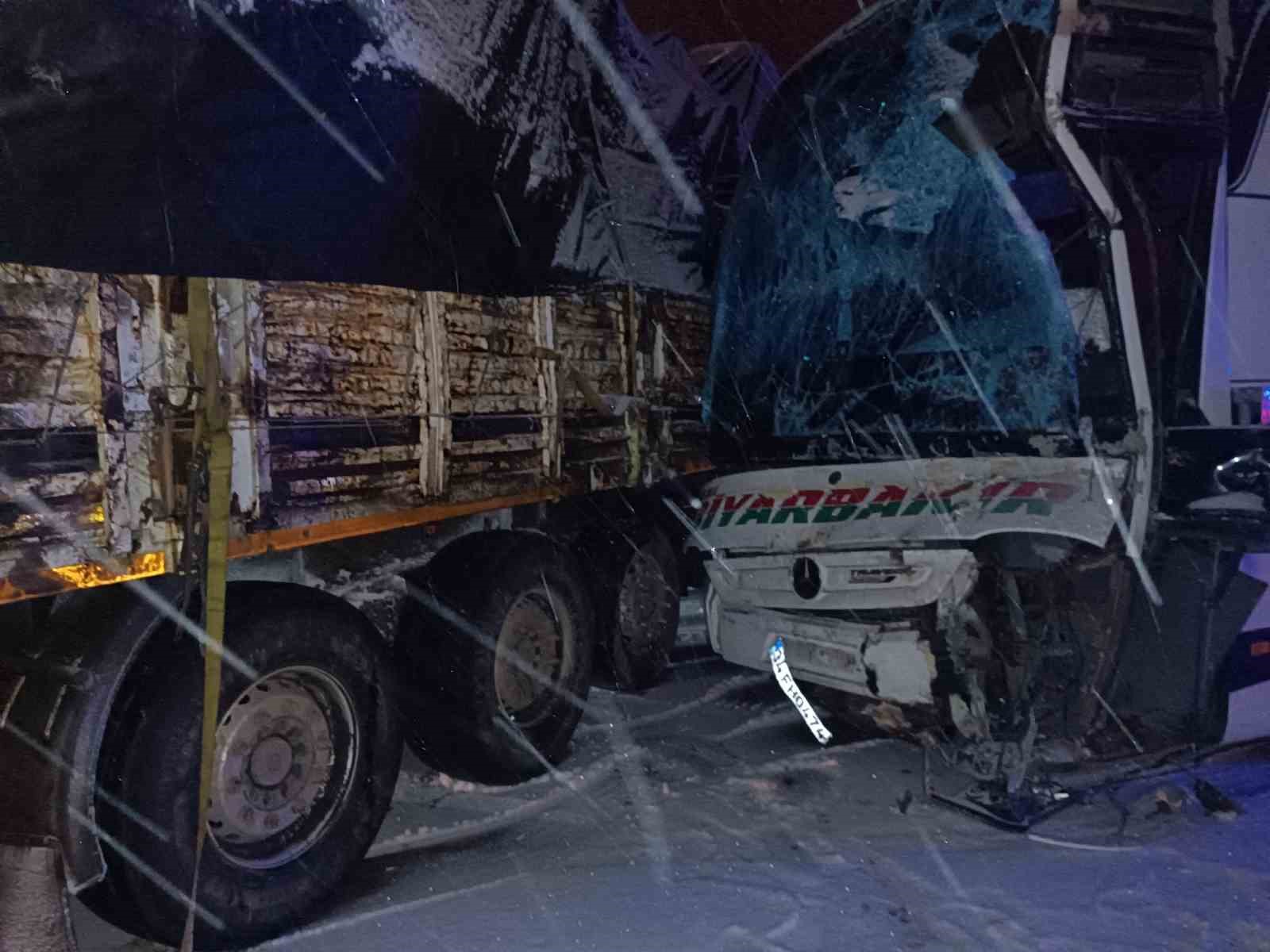 Yolcu otobüsü yolu kapatan tıra çarptı: 3 yaralı