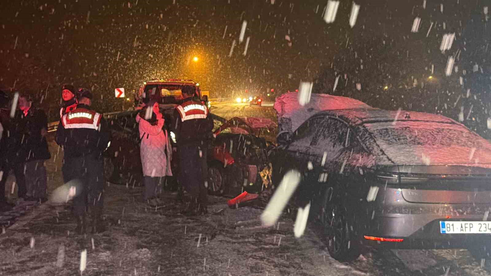 Düzce’de kafa kafaya çarpışan araçlar hurdaya döndü: 7 yaralı