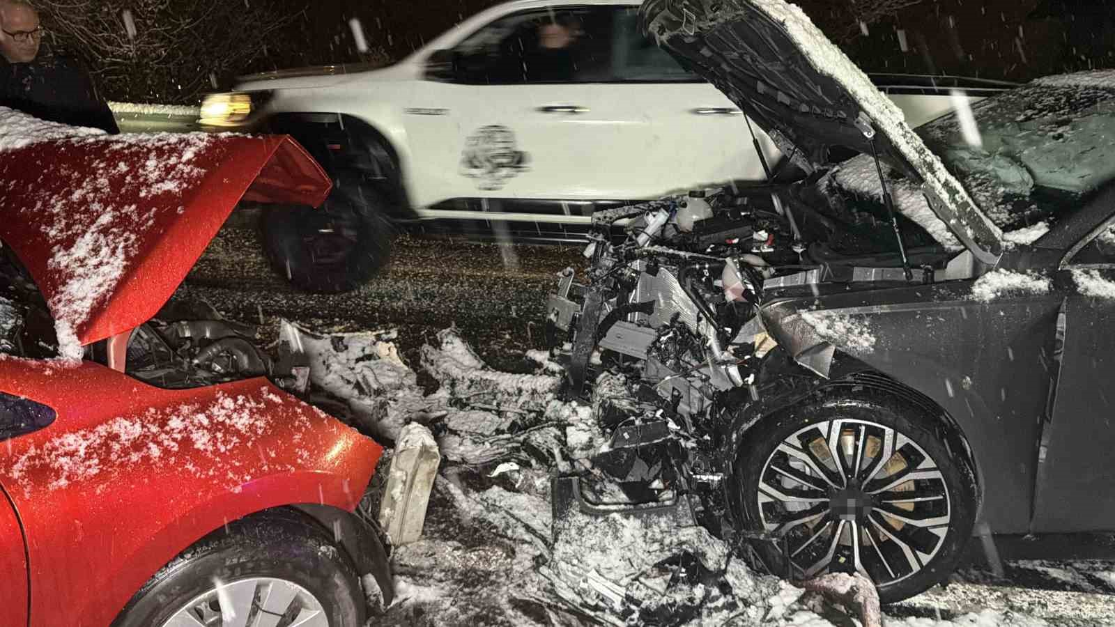 Düzce’de kafa kafaya çarpışan araçlar hurdaya döndü: 7 yaralı