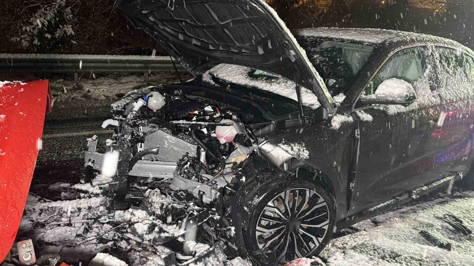 Düzce’de kafa kafaya çarpışan araçlar hurdaya döndü: 7 yaralı